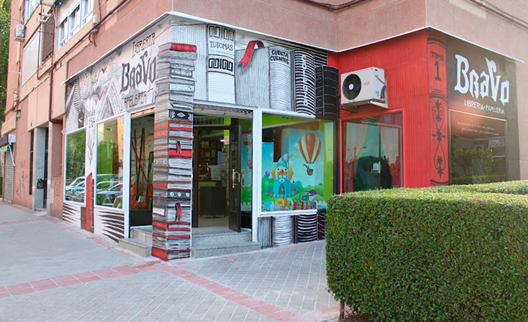 Exterior de la tienda LibrerÃa Bravo